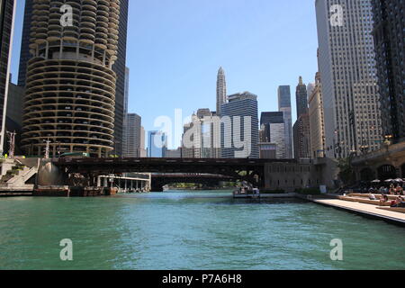 State Street Bridge und Hintergrund entlang des Chicago River in Downtown Chicago River Walk in Illinois. Stockfoto