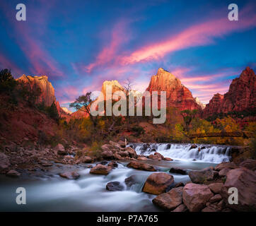 Der Hof der Patriarchen im Zion National Park, Utah bei Sonnenaufgang, Virgin River fließt Wasser, Licht der Sonne auf den Bergen, Rosa hued Wolken. Stockfoto