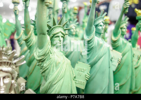 Spaß kitschig Freiheitsstatue reisen Spielzeug Figuren in Manhattan new york city Souvenir shop Stockfoto