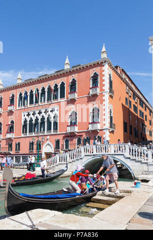 Touristen aussteigen aus Gondeln in Rio del Vin im Hotel Danieli, Castello, Venedig, Venetien, Italien Stockfoto