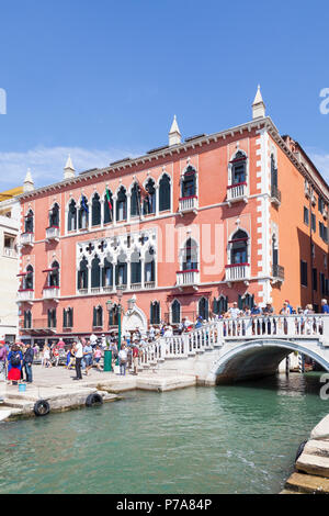 Hotel Danieli Riva degli Schiavonni, Castello, Venedig, Venetien, Italien aus Rio del Vin. Luxuriöse 5-Sterne Unterkunft. Äußeres mit Touristen auf dem b Stockfoto