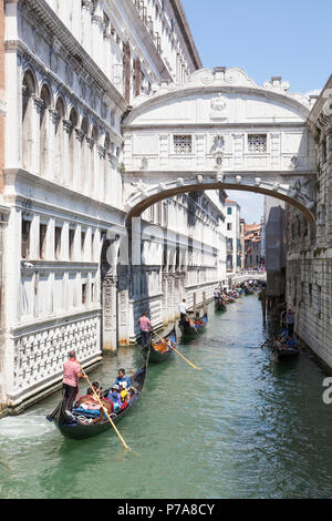 Gondeln mit Touristen rudern unter der Seufzerbrücke (Ponte dei Sospiri), San Marco, Venedig, Venetien, Italien zwischen dem Dogenpalast und venezianischen Stockfoto