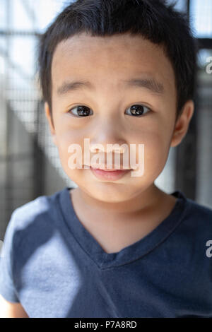 Nahaufnahme Kopf geschossen, Leiter der fröhlichen asiatische Kinder lustige Witze Gesicht Stockfoto