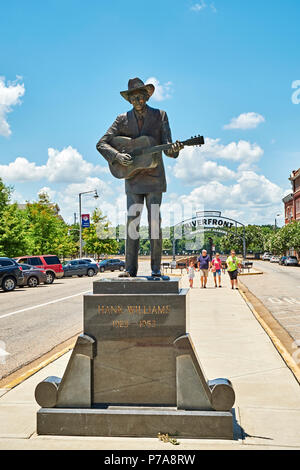 Denkmal oder Gedenkstatue des Country-Western-Stars Hank Williams Sr., einer Touristenattraktion, im Zentrum von Montgomery Alabama, USA. Stockfoto