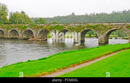 Historische Brücke über den Fluss Nore in der Nähe von Madonna Dell'Acqua, Irland Stockfoto