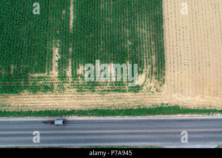 Luftaufnahme von Amish Pferd und Buggy auf einer Straße in Strasburg, Pennsylvania Stockfoto