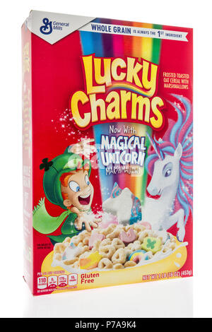 Winneconne, WI - 1. Juli 2018: eine Schachtel Lucky Charms Müsli mit dem magischen Einhorn Marshmallow auf einem isolierten Hintergrund. Stockfoto