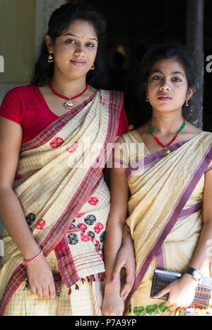 Assam, Indien. Porträt von zwei Frauen außerhalb Vaishnava Satra Stockfoto
