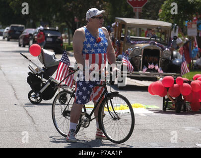 Los Angeles, Kalifornien, USA. 4. Juli 2018. Teilnehmer März während der 4. Juli Parade in South Pasadena, Kalifornien am 4. Juli 2018. Credit: Ringo Chiu/ZUMA Draht/Alamy leben Nachrichten Stockfoto