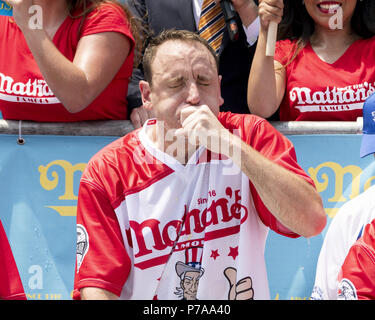 Brooklyn, New York, USA. 4. Juli 2018. JOEY CHESTNUT ate 74 Hot Dogs und Brötchen in zehn Minuten einen neuen Weltrekord, die 2018 Nathan's berühmten internationalen Hot Dog Essen Wettbewerb in Coney Island in Brooklyn zu gewinnen. Quelle: Michael Brochstein/ZUMA Draht/Alamy leben Nachrichten Stockfoto