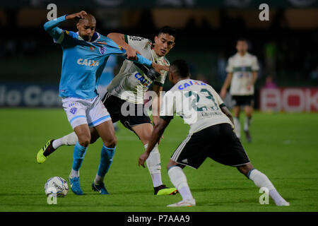 Curitiba, Brasilien. 04. Juli 2018. Maicon Silva, Vitor Carvalho und Chiquinho während Coritiba vs Paysandu, ein Gleiches gilt für die 14. Runde der brasilianischen Meisterschaft Serie B. Major Antonio Couto Pereira Stadium. Curitiba, PR. Credit: Reinaldo Reginato/FotoArena/Alamy leben Nachrichten Stockfoto