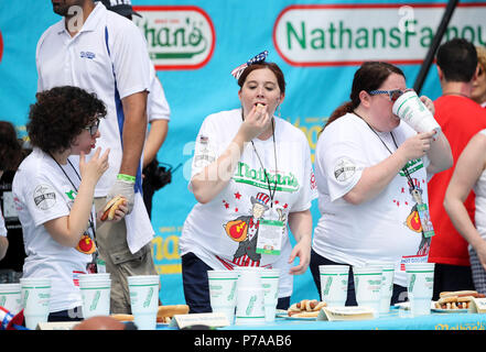 New York, USA. 4. Juli 2018. Esser konkurrieren im Wettbewerb der Frauen der Nathan's Hot Dog Essen Wettbewerb auf Coney Island in New York, USA, am 4. Juli 2018. Joey Chestnut einen neuen Weltrekord Mittwoch durch Verschlingen 74 Hot Dogs in 10 Minuten bei der Nathan Hot Dog Essen Wettbewerb in New York. Miki Sudo verteidigt Titel der Frauen durch den Verzehr von 37 Hot Dogs in 10 Minuten. Credit: Wang Ying/Xinhua/Alamy leben Nachrichten Stockfoto