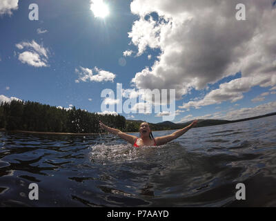 Aviemore am 4. Juli 2018. Sengende Sonne am Loch Morlich in Cairngorm National Park. Ein junges Mädchen genießen die Möglichkeit, Wasser zu genießen. Kredit Alan Oliver/Alamy leben Nachrichten Stockfoto