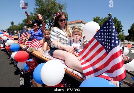 Los Angeles, USA. 4. Juli 2018. Die Teilnehmer nehmen an der jährlichen 4. Juli Parade in South Pasadena, Kalifornien, USA, am 4. Juli 2018. Credit: Zhao Hanrong/Xinhua/Alamy leben Nachrichten Stockfoto