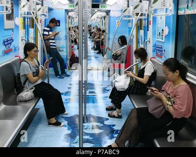 Hangzhou, Hangzhou, China. 5. Juli 2018. Hangzhou, China - Passagiere an einem Sommer themed u-bahn in Hangzhou, China Zhejiang Provinz. Credit: SIPA Asien/ZUMA Draht/Alamy leben Nachrichten Stockfoto