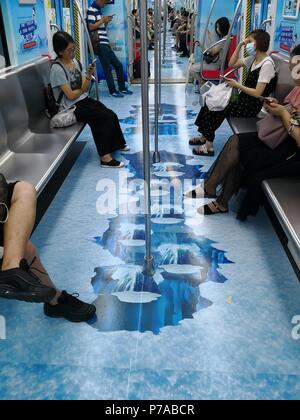 Hangzhou, Hangzhou, China. 5. Juli 2018. Hangzhou, China - Passagiere an einem Sommer themed u-bahn in Hangzhou, China Zhejiang Provinz. Credit: SIPA Asien/ZUMA Draht/Alamy leben Nachrichten Stockfoto