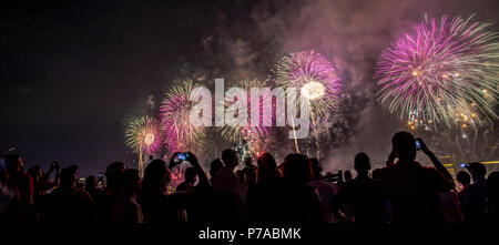 Long Island City, New York, United States. 4. Juli 2018. Zuschauer anzeigen Feuerwerk über dem East River. Credit: Yeong-Ung Yang/Alamy leben Nachrichten Stockfoto