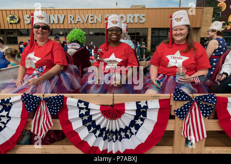 Anchorage, Alaska. 4. Juli 2018. Mitglieder der Shriners gekleidet in patriotische Farben Fahrt in einem float während der jährlichen Independence Day Parade Juli 4, 2018 in Anchorage, Alaska. Credit: Planetpix/Alamy leben Nachrichten Stockfoto