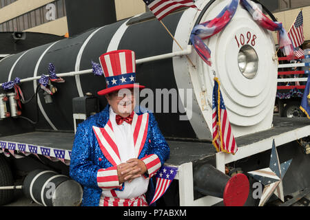 Anchorage, Alaska. 4. Juli 2018. Ein Mann gekleidet wie Uncle Sam durch eine Parade schweben wie ein Dampfzug Motor während der jährlichen Independence Day Parade Juli 4, 2018 in Anchorage, Alaska eingerichtet. Credit: Planetpix/Alamy leben Nachrichten Stockfoto