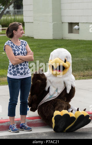 Anchorage, Alaska. 4. Juli 2018. Eine Person, die in einem riesigen weißkopfseeadler Kostüm beruht vor Beginn der jährlichen Independence Day Parade und Feier Juli 4, 2018 in Anchorage, Alaska. Credit: Planetpix/Alamy leben Nachrichten Stockfoto
