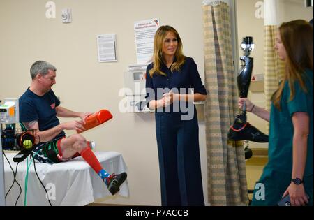 Bethesda, Maryland, USA. 3. Juli 2018. Us-First Lady Melania Trump Besuche mit verletzten Krieger während einer überraschung Besuch Walter Reed nationalen militärischen medizinischen Mitte Juli 3, 2018 in Bethesda, Maryland. Credit: Planetpix/Alamy leben Nachrichten Stockfoto