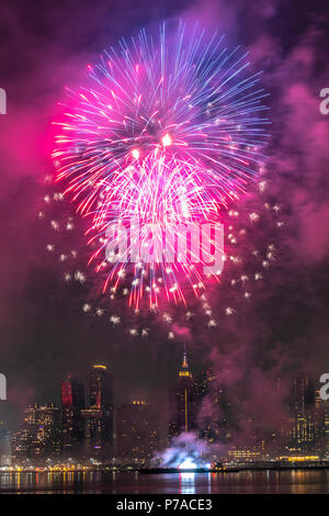 New York, USA, 4. Juli 2018. Die Skyline von New York zu sehen ist hinter dem traditionellen Feuerwerk zu Ehren der USA Independence Day am 4. Juli 2018. Foto von Enrique Shore Credit: Enrique Ufer/Alamy leben Nachrichten Stockfoto