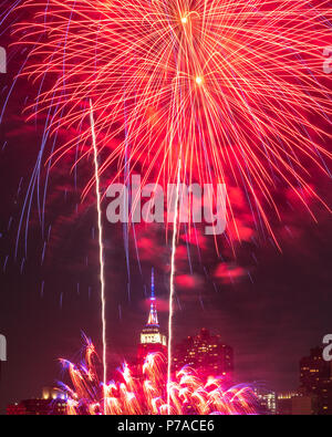 New York, USA, 4. Juli 2018. Die Skyline von New York zu sehen ist hinter dem traditionellen Feuerwerk zu Ehren der USA Independence Day am 4. Juli 2018. Foto von Enrique Shore Credit: Enrique Ufer/Alamy leben Nachrichten Stockfoto