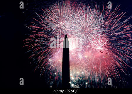 Washington, USA. 4. Juli 2018. Feuerwerk über dem Washington Monument explodieren Tag der Unabhängigkeit der Vereinigten Staaten in Washington am 4. Juli 2018 zu feiern. Credit: Ting Shen/Xinhua/Alamy leben Nachrichten Stockfoto