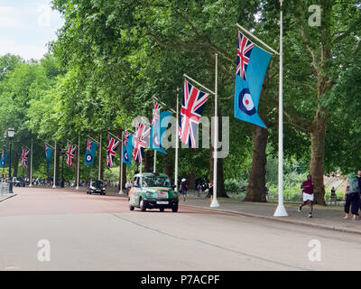 Horse Guards Parade. London. UK vom 4. Juli 2018 - einen schwarzen Londoner Taxi fährt vorbei an der Anzeige der Royal Air Force und Union Jack Fahnen entlang der Mall, das 100-jährige Jubiläum der Royal Air Force auf Horse Guards Parade in Westminster, London. Kredit Roamwithrakhee/Alamy leben Nachrichten Stockfoto