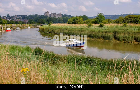 Arundel Großbritannien 5. Juli 2018. UK Wetter: Das Boot fährt auf dem Fluss Arun mit Arundel Castle im Hintergrund auf einem anderen heißen Tag, aber mit einer Drohung des Regens Prognose für später im Süden von Deutschland. Das Wetter ist wieder für das Wochenende zu Wärme mit Temperaturen über 30 Grad erwartet: Simon Dack/Alamy Leben Nachrichten zu erreichen. Stockfoto