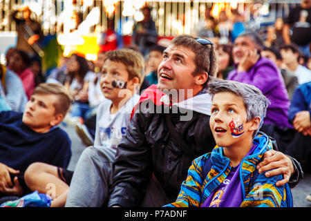 St. Petersburg, Russland. 3. Juli 2018. Fans von Fußball in der Fan Zone. FIFA Fußball-Weltmeisterschaft 2018. Selektive konzentrieren. Credit: Elisabeth Larionowa/Alamy leben Nachrichten Stockfoto