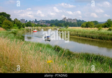 Arundel Großbritannien 5. Juli 2018. UK Wetter: Das Boot fährt auf dem Fluss Arun mit Arundel Castle im Hintergrund auf einem anderen heißen Tag, aber mit einer Drohung des Regens Prognose für später im Süden von Deutschland. Das Wetter ist wieder für das Wochenende zu Wärme mit Temperaturen über 30 Grad erwartet: Simon Dack/Alamy Leben Nachrichten zu erreichen. Stockfoto