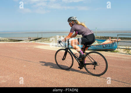 Morecambe Bay, Lancashire. 5. Juli 2018. UK Wetter: sonnig, aber windig Start in den Tag an der Küste als Bewohner und Urlauber ein kühler Tag am Meer Resort genießen. Credit: MediaWorldImages/AlamyLiveNews. Stockfoto