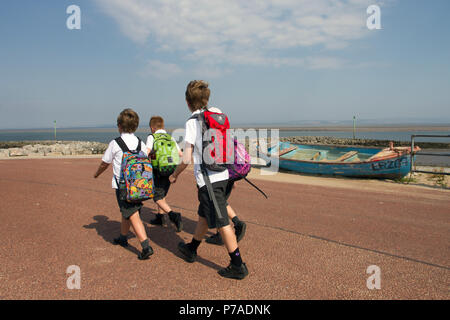 Morecambe Bay, Lancashire. 5. Juli 2018. UK Wetter: sonnig, aber windig Start in den Tag an der Küste wie Gebietsansässige, Urlauber und Schulkinder ein Kühler pädagogischen Tag am Meer Resort genießen. Credit: MediaWorldImages/AlamyLiveNews. Stockfoto