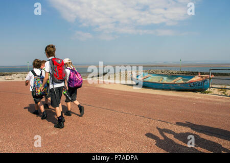 Morecambe Bay, Lancashire. 5. Juli 2018. UK Wetter: sonnig, aber windig Start in den Tag an der Küste wie Gebietsansässige, Urlauber und Schulkinder ein Kühler pädagogischen Tag am Meer Resort genießen. Credit: MediaWorldImages/AlamyLiveNews. Stockfoto