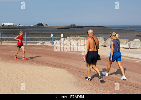 Morecambe Bay, Lancashire. 5. Juli 2018. UK Wetter: sonnig, aber windig Start in den Tag an der Küste als Bewohner und Urlauber ein kühler Tag am Meer Resort genießen. Credit: MediaWorldImages/AlamyLiveNews. Stockfoto