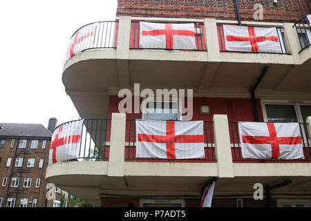 London, Großbritannien. 5. Juli 2018. Bewohner bei der Kirby Wohnsiedlung in Bermondsey East London ihre Eigenschaften mit St George Fahnen schmücken und Bunting als Unterstützung für die England Mannschaft bei der Fußball-WM als England spielen ihr Viertelfinale gegen Schweden am Samstag, den 7. Juli, und hat sich inzwischen zu einer beliebten Touristenattraktion geworden Kredit: Amer ghazzal/Alamy leben Nachrichten Stockfoto