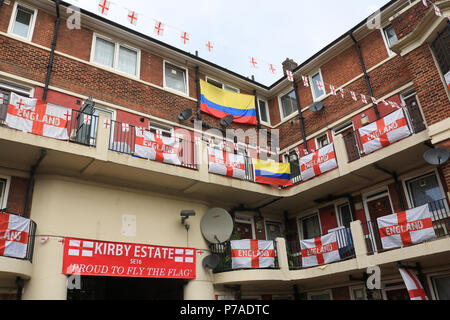 London, Großbritannien. 5. Juli 2018. Bewohner bei der Kirby Wohnsiedlung in Bermondsey East London ihre Eigenschaften mit St George Fahnen schmücken und Bunting als Unterstützung für die England Mannschaft bei der Fußball-WM als England spielen ihr Viertelfinale gegen Schweden am Samstag, den 7. Juli, und hat sich inzwischen zu einer beliebten Touristenattraktion geworden Kredit: Amer ghazzal/Alamy leben Nachrichten Stockfoto