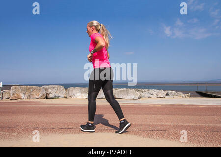 Morecambe Bay, Lancashire. 5. Juli 2018. UK Wetter: sonnig, aber windig Start in den Tag an der Küste als Bewohner und Urlauber ein kühler Tag am Meer Resort genießen. Credit: MediaWorldImages/AlamyLiveNews. Stockfoto