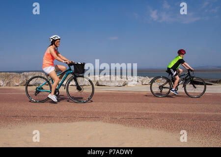 Morecambe Bay, Lancashire. 5. Juli 2018. UK Wetter: sonnig, aber windig Start in den Tag an der Küste als Bewohner und Urlauber ein kühler Tag am Meer Resort genießen. Credit: MediaWorldImages/AlamyLiveNews. Stockfoto