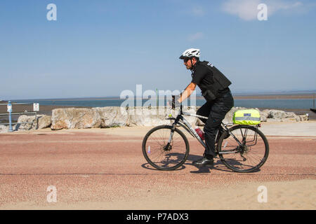 Morecambe Bay, Lancashire. 5. Juli 2018. UK Wetter: sonnig, aber windig Start in den Tag an der Küste als Bewohner und Urlauber ein kühler Tag am Meer Resort genießen. Credit: MediaWorldImages/AlamyLiveNews. Stockfoto