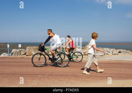 Morecambe Bay, Lancashire. 5. Juli 2018. UK Wetter: sonnig, aber windig Start in den Tag an der Küste als Bewohner und Urlauber ein kühler Tag am Meer Resort genießen. Credit: MediaWorldImages/AlamyLiveNews. Stockfoto