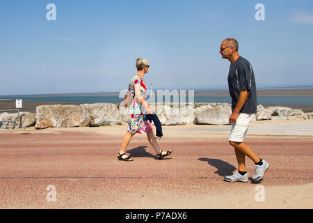 Morecambe Bay, Lancashire. 5. Juli 2018. UK Wetter: sonnig, aber windig Start in den Tag an der Küste als Bewohner und Urlauber ein kühler Tag am Meer Resort genießen. Credit: MediaWorldImages/AlamyLiveNews. Stockfoto