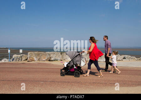 Morecambe Bay, Lancashire. 5. Juli 2018. UK Wetter: sonnig, aber windig Start in den Tag an der Küste als Bewohner und Urlauber ein kühler Tag am Meer Resort genießen. Credit: MediaWorldImages/AlamyLiveNews. Stockfoto