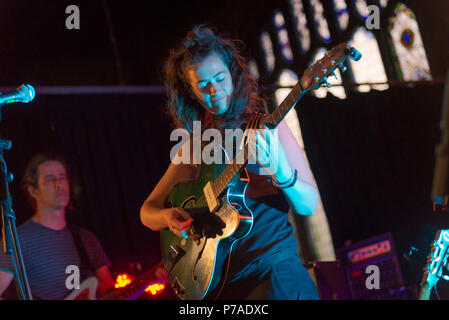 Chester, UK. 4. Juli 2018. Dies ist der Satz 2018 Ivor Novello Award nominierten Dies ist das Kit mit einem Full House in Chester letzte Nacht gespielt (Mittwoch) Foto: Brian Hickey/Alamy leben Nachrichten Stockfoto