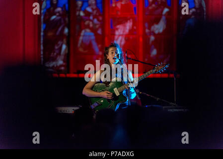 Chester, UK. 4. Juli 2018. Dies ist der Satz 2018 Ivor Novello Award nominierten Dies ist das Kit mit einem Full House in Chester letzte Nacht gespielt (Mittwoch) Foto: Brian Hickey/Alamy leben Nachrichten Stockfoto