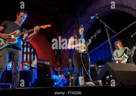 Chester, UK. 4. Juli 2018. Dies ist der Satz 2018 Ivor Novello Award nominierten Dies ist das Kit mit einem Full House in Chester letzte Nacht gespielt (Mittwoch) Foto: Brian Hickey/Alamy leben Nachrichten Stockfoto