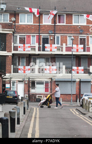 London, Großbritannien. 5. Juli 2018. Bewohner bei der Kirby Wohnsiedlung in Bermondsey East London ihre Eigenschaften mit St George Fahnen schmücken und Bunting als Unterstützung für die England Mannschaft bei der Fußball-WM als England spielen ihr Viertelfinale gegen Schweden am Samstag, den 7. Juli Kreditkarten: Amer ghazzal/Alamy leben Nachrichten Stockfoto