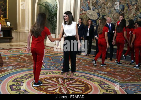 La Reina Letizia recibe la Seleccion femenina Sub-17 de Futbol en El Palacio de la Zarzuela en Madrid Madrid, Spanien 05/07/2018 Spanische Königin Letizia Ortiz während der Königlichen Publikum zu Spanien weiblichen unter 17 Team, nachdem er Euro 2018 in Madrid am Donnerstag, 05. Juli 2018 Stockfoto