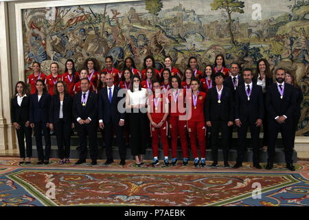 La Reina Letizia recibe la Seleccion femenina Sub-17 de Futbol en El Palacio de la Zarzuela en Madrid Madrid, Spanien 05/07/2018 Spanische Königin Letizia Ortiz während der Königlichen Publikum zu Spanien weiblichen unter 17 Team, nachdem er Euro 2018 in Madrid am Donnerstag, 05. Juli 2018 Stockfoto